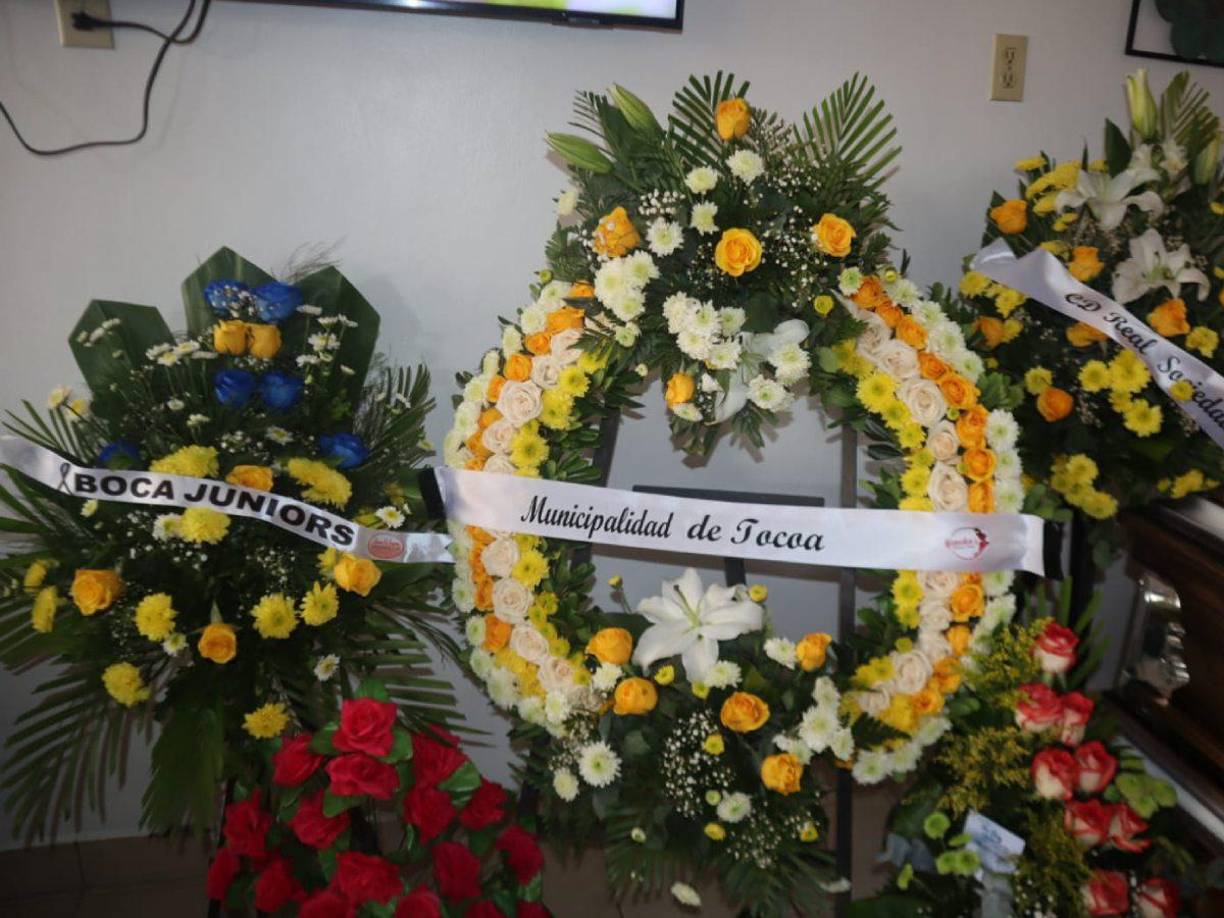 Diferentes tipos de rosas se pudieron ver en el velatorio. Una de ellas las donó la Municipalidad de Tocoa.