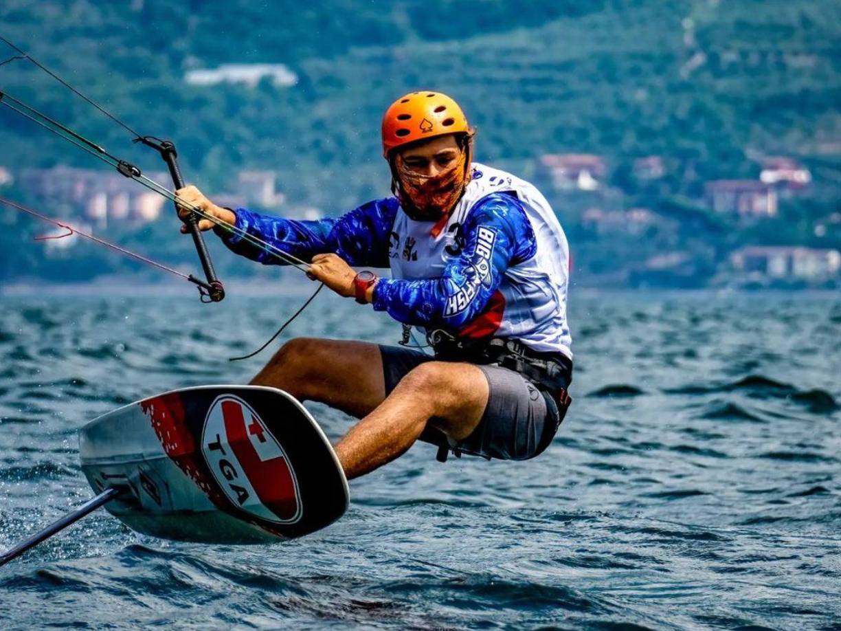 De hecho, recientemente había competido en el Campeonato Mundial de Fórmula Kite 2024 en Francia.