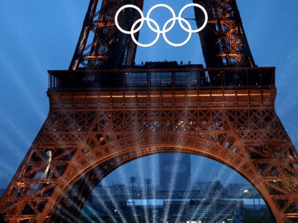 París inauguró este viernes con una inédita ceremonia sus Juegos <b>Olímpicos</b>, con el Sena como espectacular escenario por donde desfilaron los deportistas, bajo una persistente lluvia que caía sobre la capital francesa.