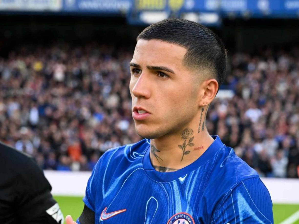 ‘The Sun’ apunta que el FC Barcelona y el Inter de Milán están siguiendo muy de cerca la situación de Enzo Fernández. La mencionada información apunta que la idea del jugador es pelear por un puesto en el Chelsea, pero al mismo tiempo comenta que si continúa esta situación podría optar por un cambio de aires