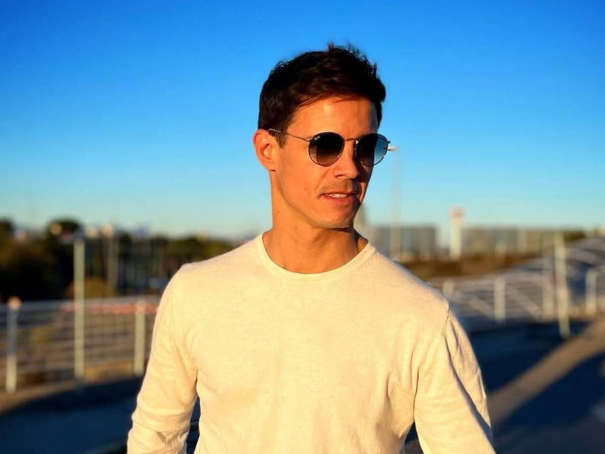 Edu siempre tuvo clara su pasión por el fútbol y, a pesar de que sus padres no están relacionados con la profesión (su padre es piloto de avión y su madre se dedica al arte), decidió incursionar en el periodismo deportivo. 