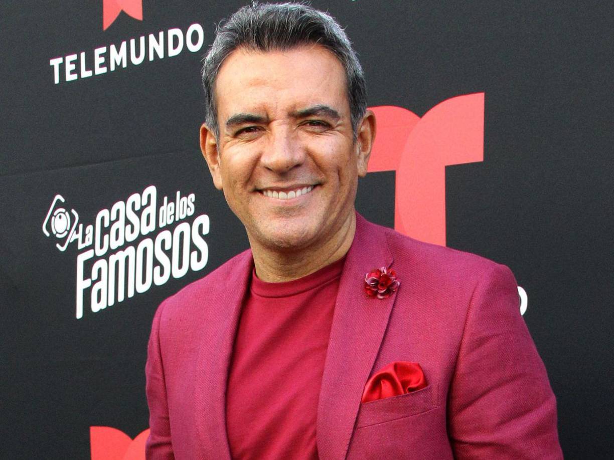 Héctor Sandarti entró al quirófano en su natal Guatemala para someterse a un operación plástica. “Algún día pensé: si algún día me hago una cirugía estética en rostro, sería después de los 50 y algo muy natural. Ese día llegó”, escribió el jueves desde su perfil de Instagram.