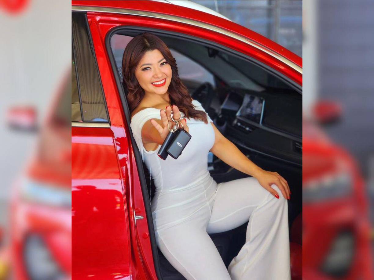 ”Cumpliendo mis sueños”, escribió Milagro Flores al momento de comprar su vehículo el cual aseguró es el fruto de todo su esfuerzo. 