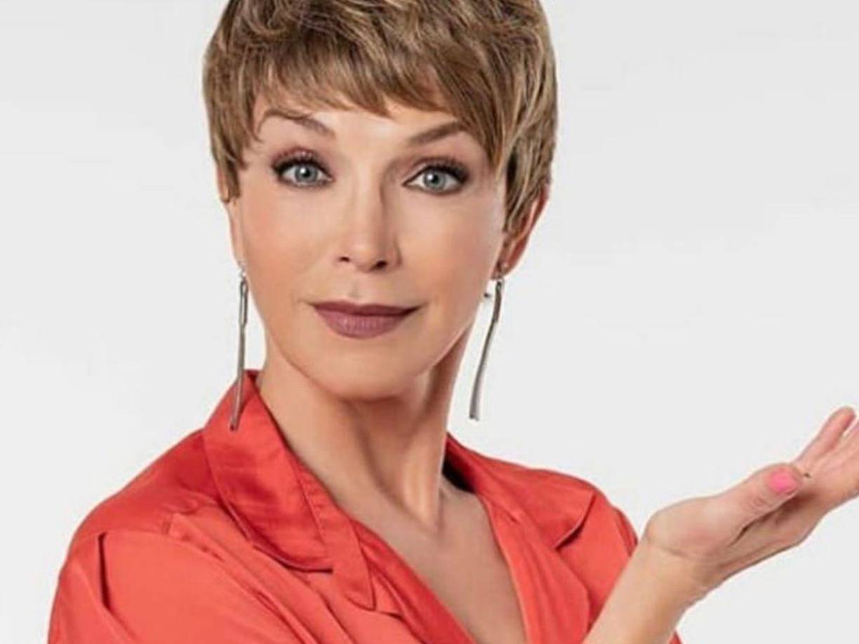 Esta eventualidad llevó a Laura a experimentar la parálisis de su brazo derecho y la mitad de su rostro, además de encontrarse temporalmente incapaz de pronunciar palabras.