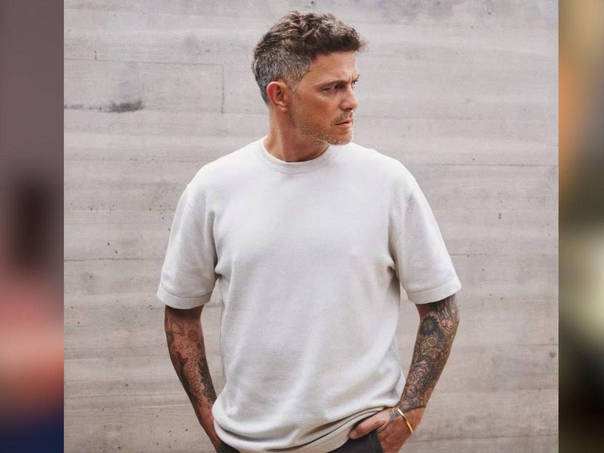 Sin embargo, ahora parece haberse quitado unos 20 años de encima, con looks casuales que lo hacen ver como un guapo “cuarentón”.