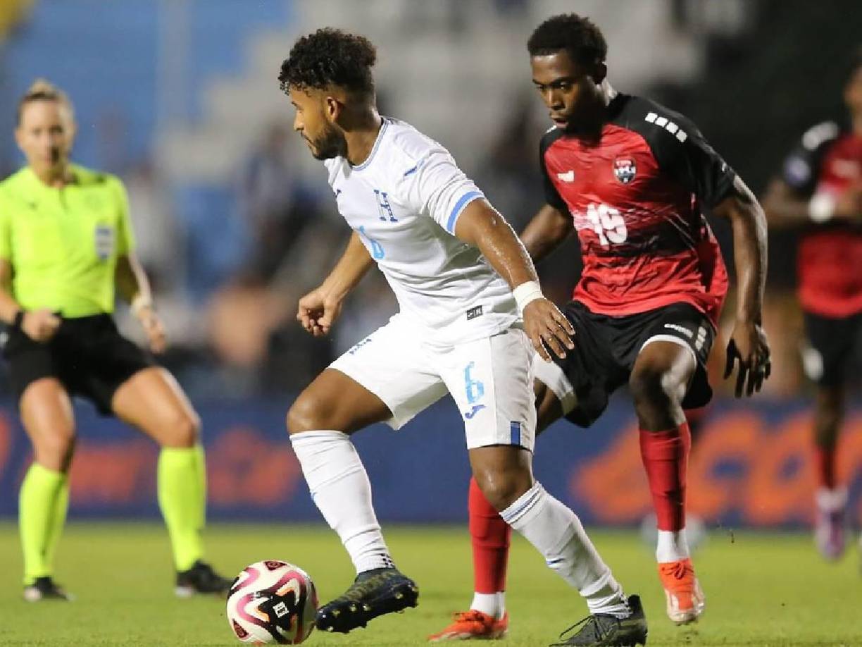 Al futbolista le tuvieron que dar oxígeno en el Estadio Nemesio Diez. Fue uno de los más señalados por bajo rendimiento.