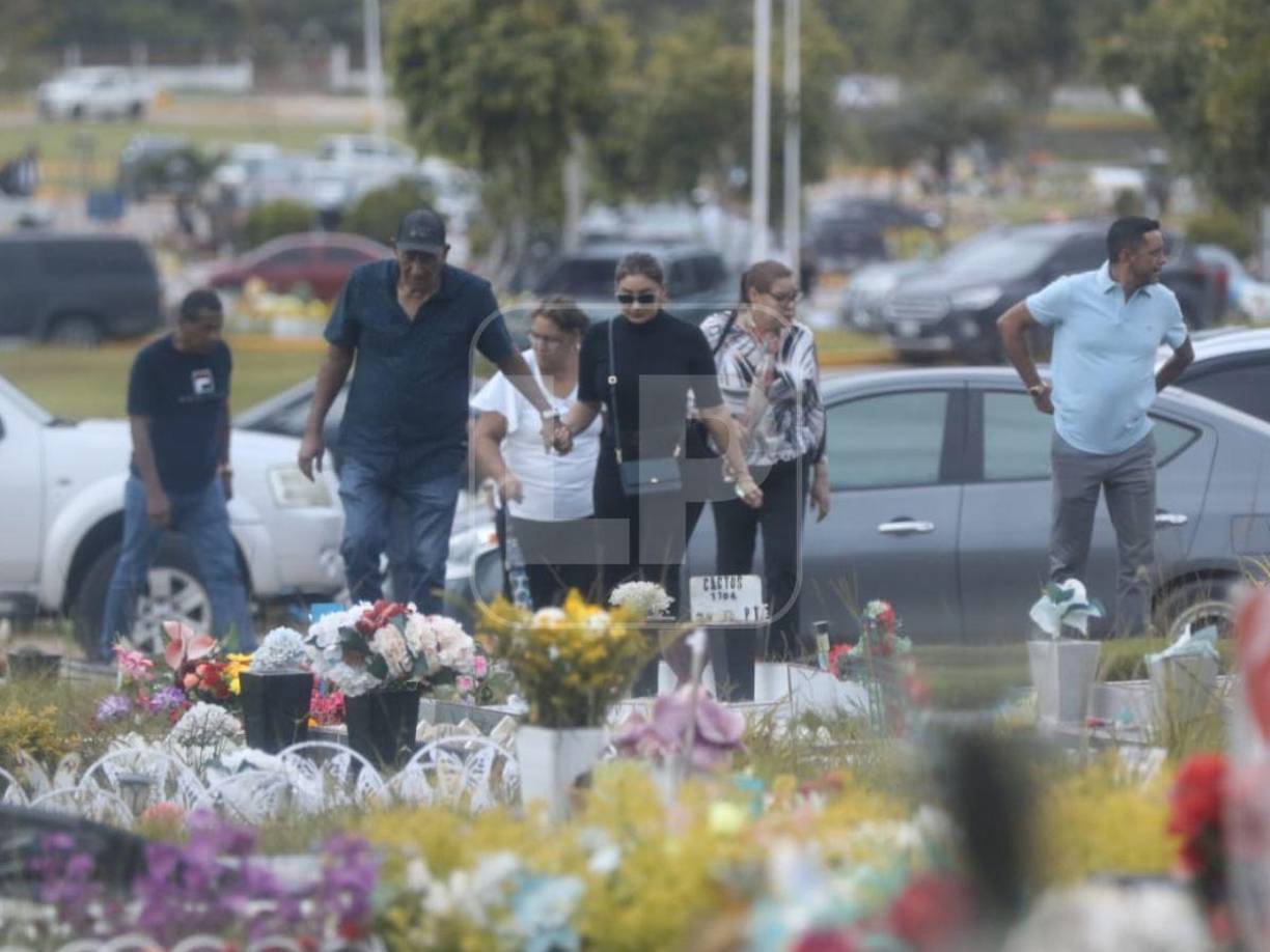 Vestidos de negro y herméticos ante la lamentable situación, empezaron a llegar sus seres queridos a darle sus últimas palabras.