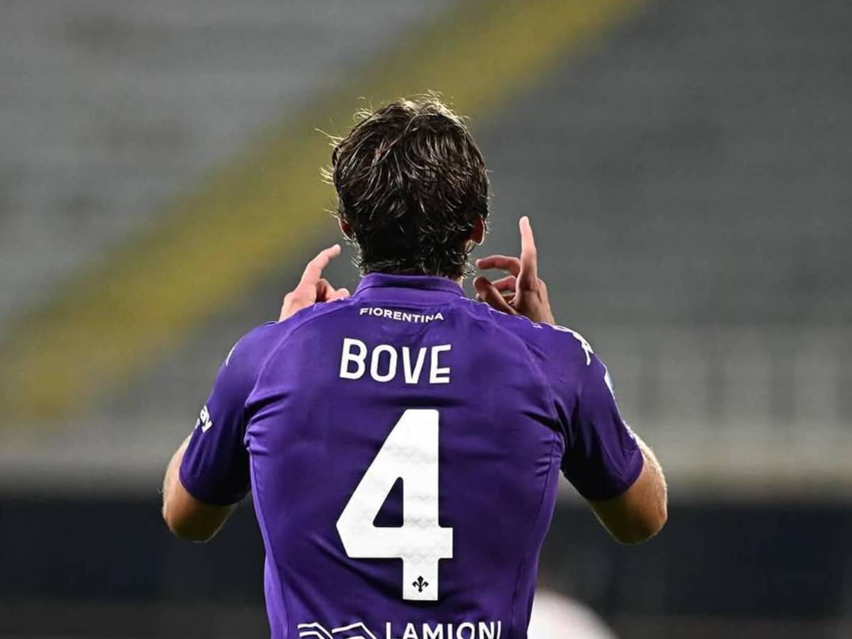 El joven futbolista, de 22 años, tuvo además un gesto significativo al solicitar una videollamada con el resto del plantel. Durante la conversación, Bove instó a sus compañeros a regresar a la cancha lo antes posible.