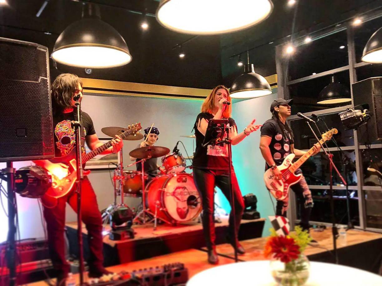 ÓSMOSIS. Los músicos estarán desde las 12:30 pm el domingo 14 de mayo en el restaurante El Chanchito. Serán acompañados por los artistas de VOZES hn. La banda también llega el sábado 13 de mayo al restaurante Entre Brasa y Grasa, en Puerto Cortés, a las 8:45 pm