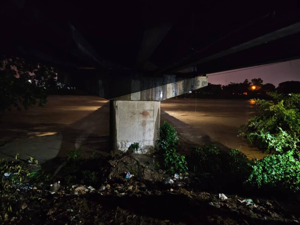 Mientras, en La Ceiba, inspeccionan los puentes Danto y Reino de Suecia debido al crecido caudal del río Cangrejal por las lluvias de Sara. 