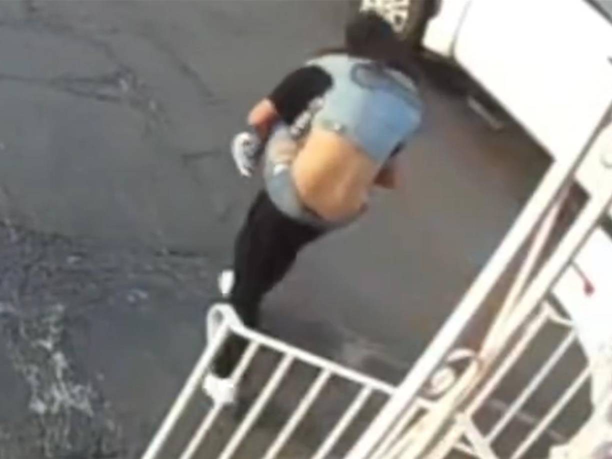 Las imágenes muestran al ilegal sacando su cuerpo de la casa. La joven de 21 años habría sido estrangulada por Jhon Moisés Chacaguasay-Ilbis. 