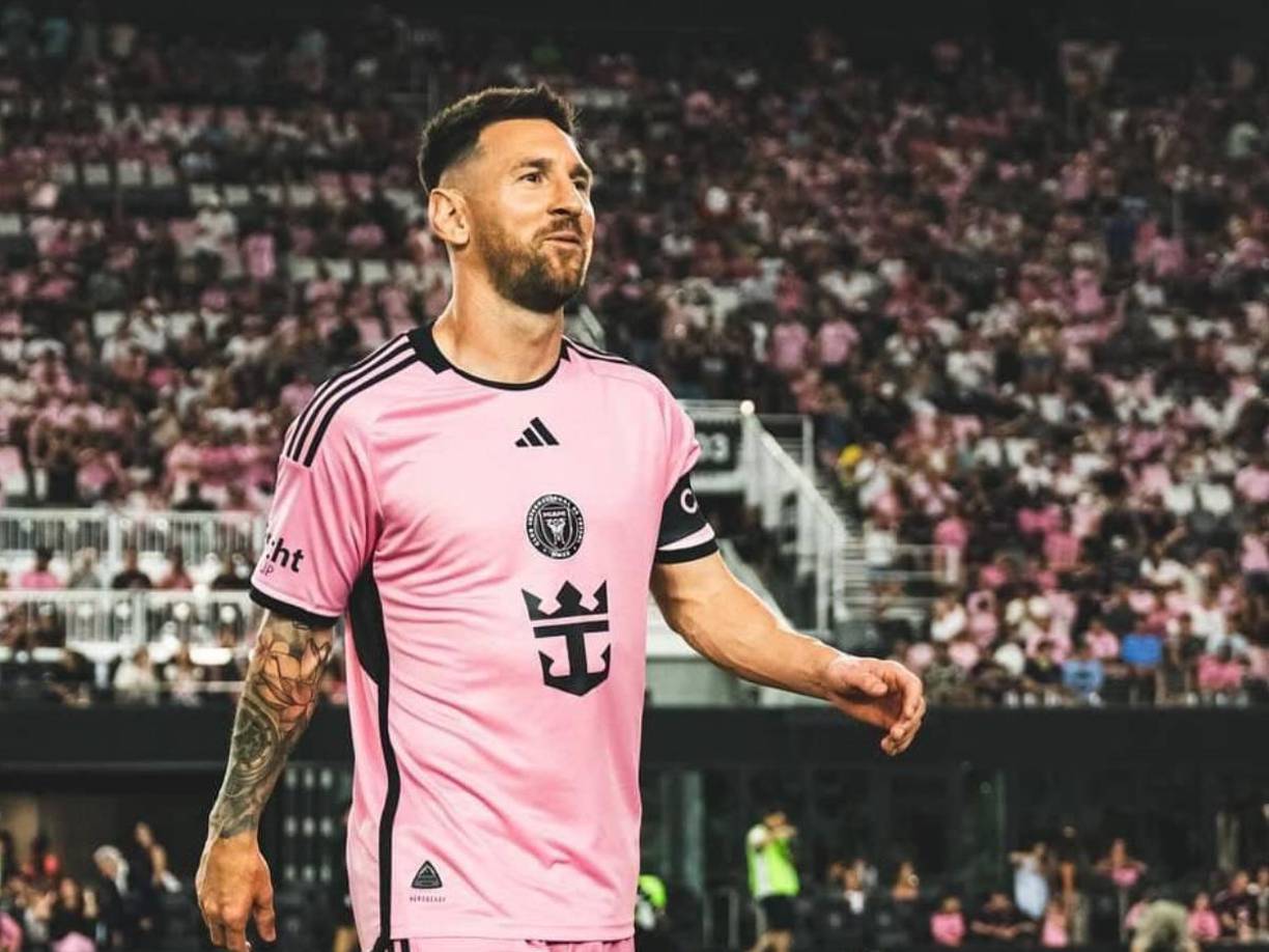 1. El rol de Messi tras su retiro: El primer aspecto crucial a definir es el papel que Messi jugará en la MLS después de colgar los botines. Aunque el argentino ha expresado su deseo de regresar a vivir en Barcelona, su vínculo con el Inter Miami y la liga estadounidense podría ir más allá de su etapa como jugador.