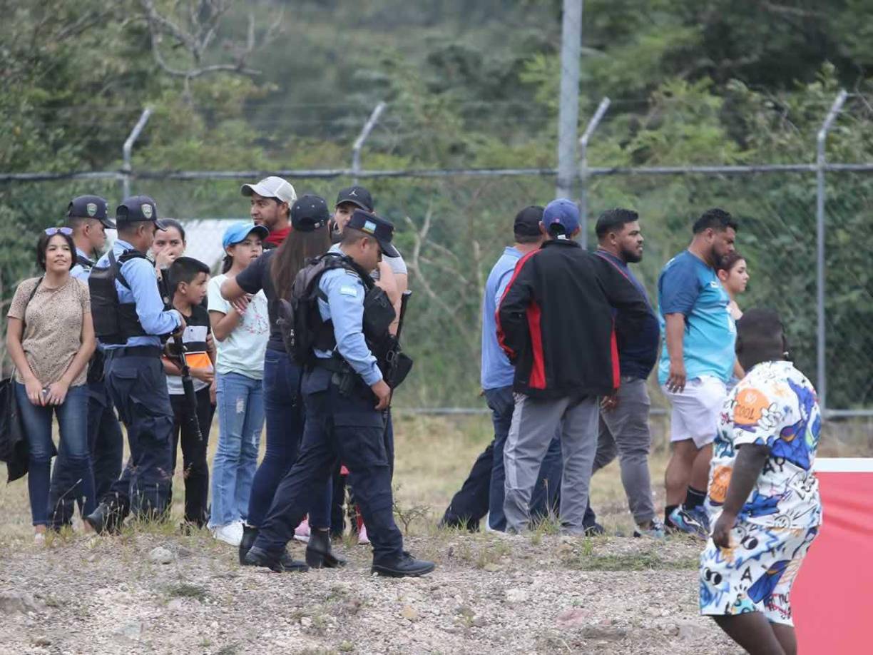 Elementos de la Policía Nacional se llevó al padre de familia que protagonizó una terrible pelea en la final del Torneo de Reservas.