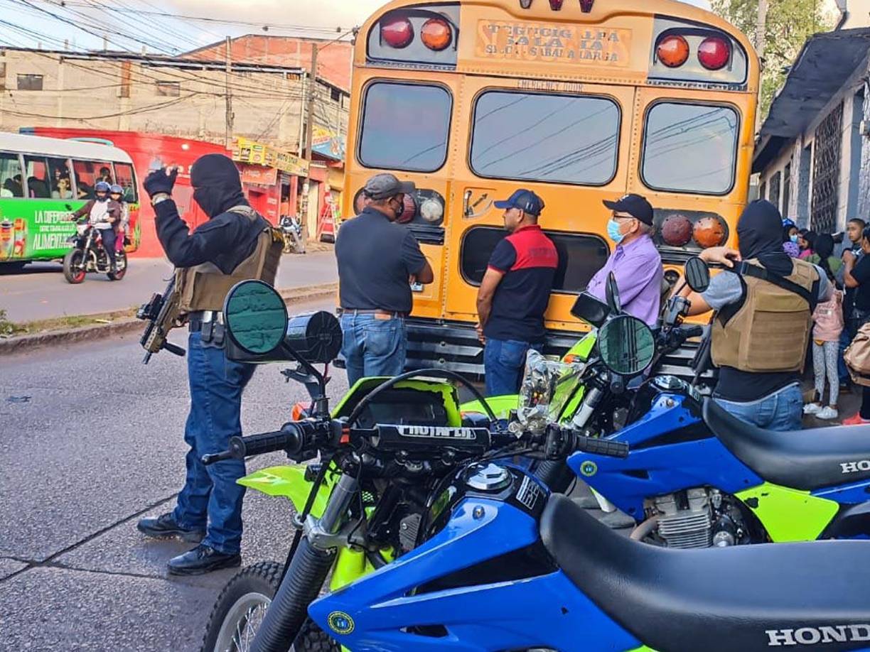 Pasajeros de un bus del transporte público son revisados en la capital.