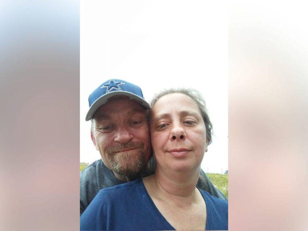 Un escalofriante caso ha conmocionado a la comunidad de Dakota del Norte, en Estados Unidos, luego de que una mujer, Ina Thea Kenoyer, de 47 años, fuera acusada de asesinato tras la misteriosa muerte de su pareja, Steven Edward Riley Jr, de 51 años, quien heredó una suma millonaria de 30 millones de dólares. 