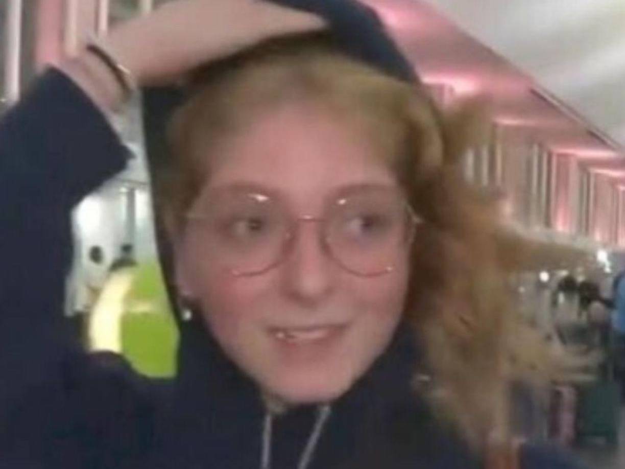 La joven fue captada en el aeropuerto por las cámaras del programa “Despierta América”, la reportera intenta de forma amable e insistente dialogar con la joven sobre cómo iba la fundación de su mamá sin éxito alguno, aunque la joven de 19 años se mostró amable en todo momento se limitó a decir “sin comentarios”.