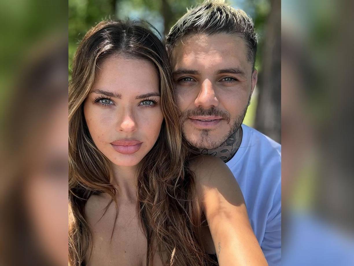 En las fotos que funcionaron de manera oficial del noviazgo, Mauro Icardi luce una remera blanca que resalta su característico look de cabello platinado y tatuajes visibles, mientras que ‘La China’ Suárez, con un estilo casual y veraniego, lleva un top negro y jeans, dejando su melena suelta con ondas naturales que enmarcan su rostro radiante. 