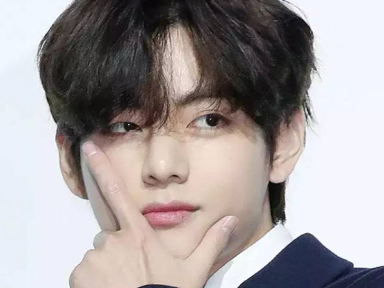<b>Kim Tae-Hyung </b>más conocido como V, fue el integrante misterioso de <b>BTS</b>, si bien se sabía que había otro más por su voz, sin embargo fue presentado como el integrante sorpresa.