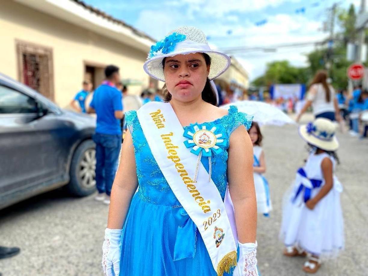 Además, la comunidad de La Entrada mostró su apoyo y solidaridad al incluir a una niña con capacidades especiales como madrina de las fiestas patrias.