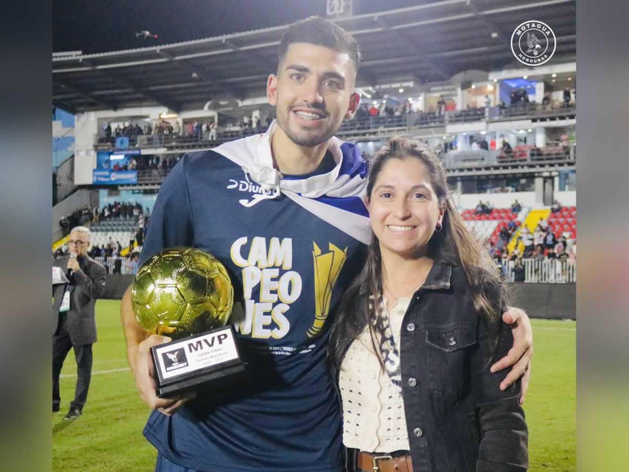 El uruguayo Sebastián Cardozo y Sofía Sellanes en plena celebración, además del premio MVP de la final en sus manos.