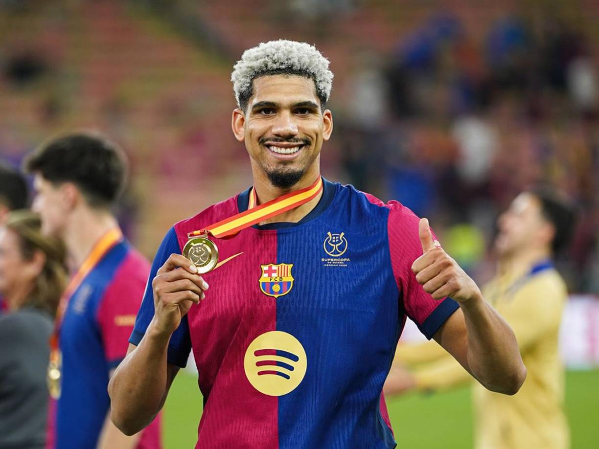 El entrenador del Barcelona, Hansi Flick, ha asegurado este viernes que espera que el defensa uruguayo Ronald Araujo firme un nuevo contrato con el cuadro azulgrana, porque es “uno de los mejores defensas” que ha visto y, además, considera que tiene “potencial” para “jugar aún mejor”.