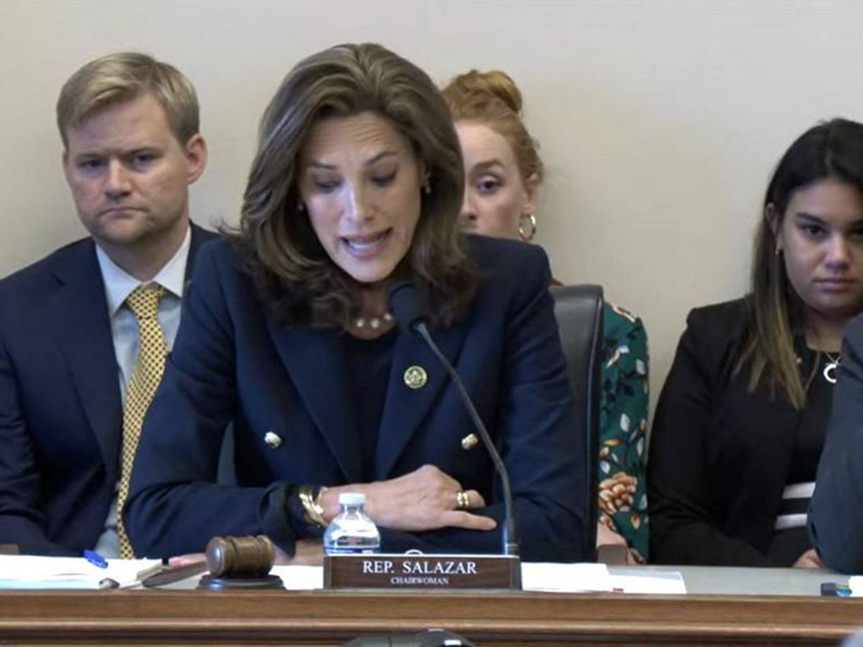 “Su país está hundido en la corrupción y el nepotismo”, escribió Salazar en una publicación en su cuenta de X (antes Twitter). 