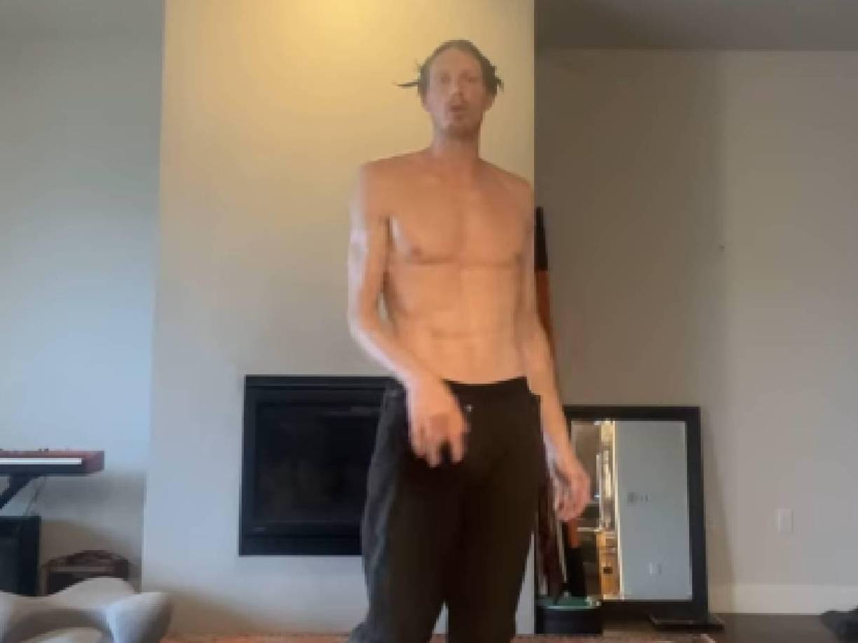 El exjugador apareció hablando sin camiseta, a contraluz y a diferencia de su imagen en el pasado, se muestra desmejorado.