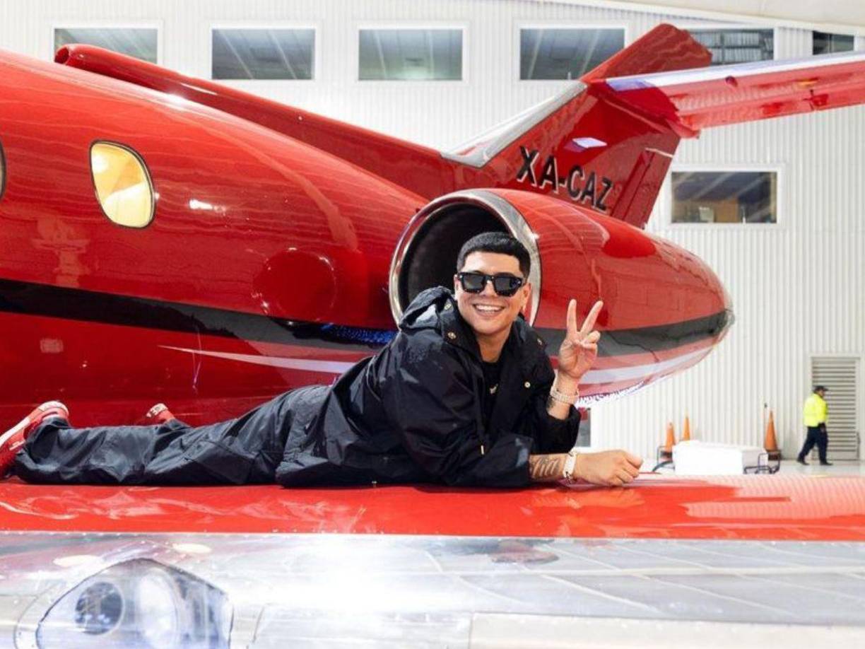 El vocalista del Grupo Firme, Eduin Caz, presumió en redes sociales un lujoso jet personalizado en color rojo que adquirió recientemente.