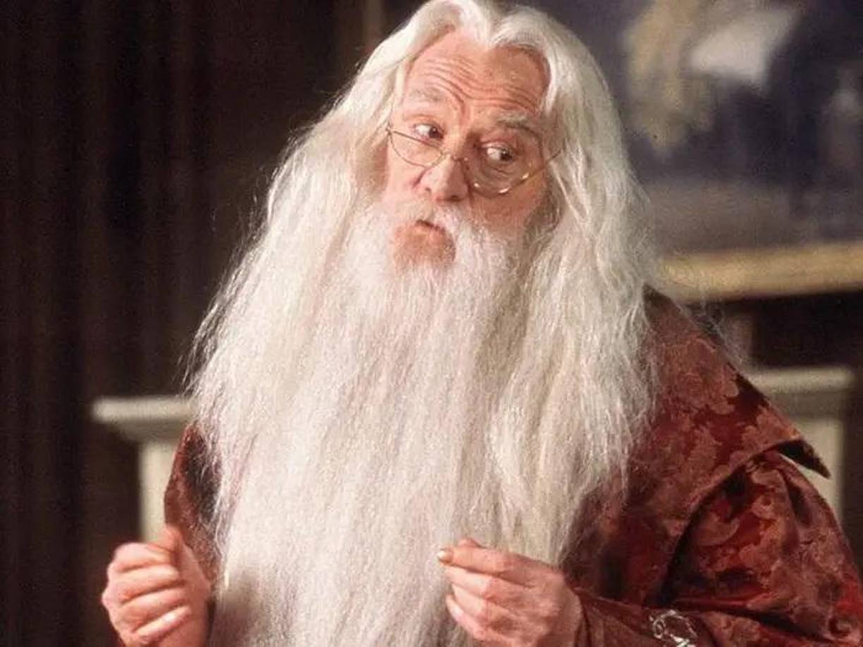 Antes de que Michael Gambon asumiera el papel, Richard Harris interpretó a Albus Dumbledore. Harris interpretó al director de Hogwarts en “La piedra filosofal” y “La cámara secreta”, el último de los cuales fue su último papel cinematográfico. Harris fue diagnosticada con la enfermedad de Hodgkin a mediados de 2002 y murió unos meses después, en octubre de 2002, a la edad de 72 años.
