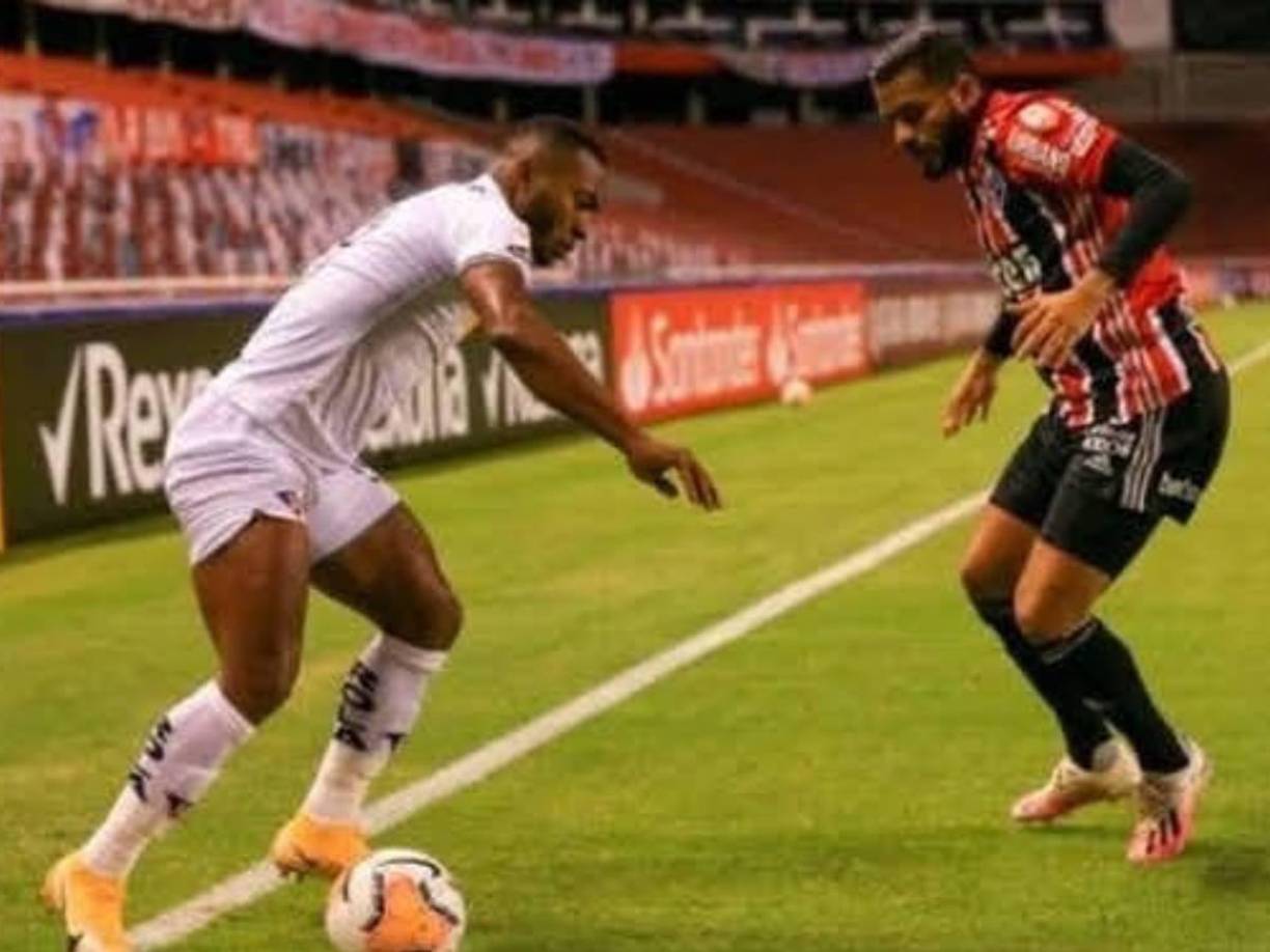 Perlaza, conocido como “La Liza”, ha tenido una destacada trayectoria en el fútbol ecuatoriano, militando en clubes como Liga de Quito, Independiente del Valle, Aucas y Barcelona SC, además de su paso por la selección nacional en 2022. 