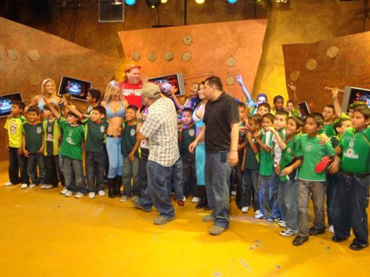 Carlos Peraza Jr. ya era un reconocido locutor en San Pedro Sula, pero su carrera se fue para arriba cuando era la voz comercial del desaparecido programa de televisión “A Toda Máquina”.