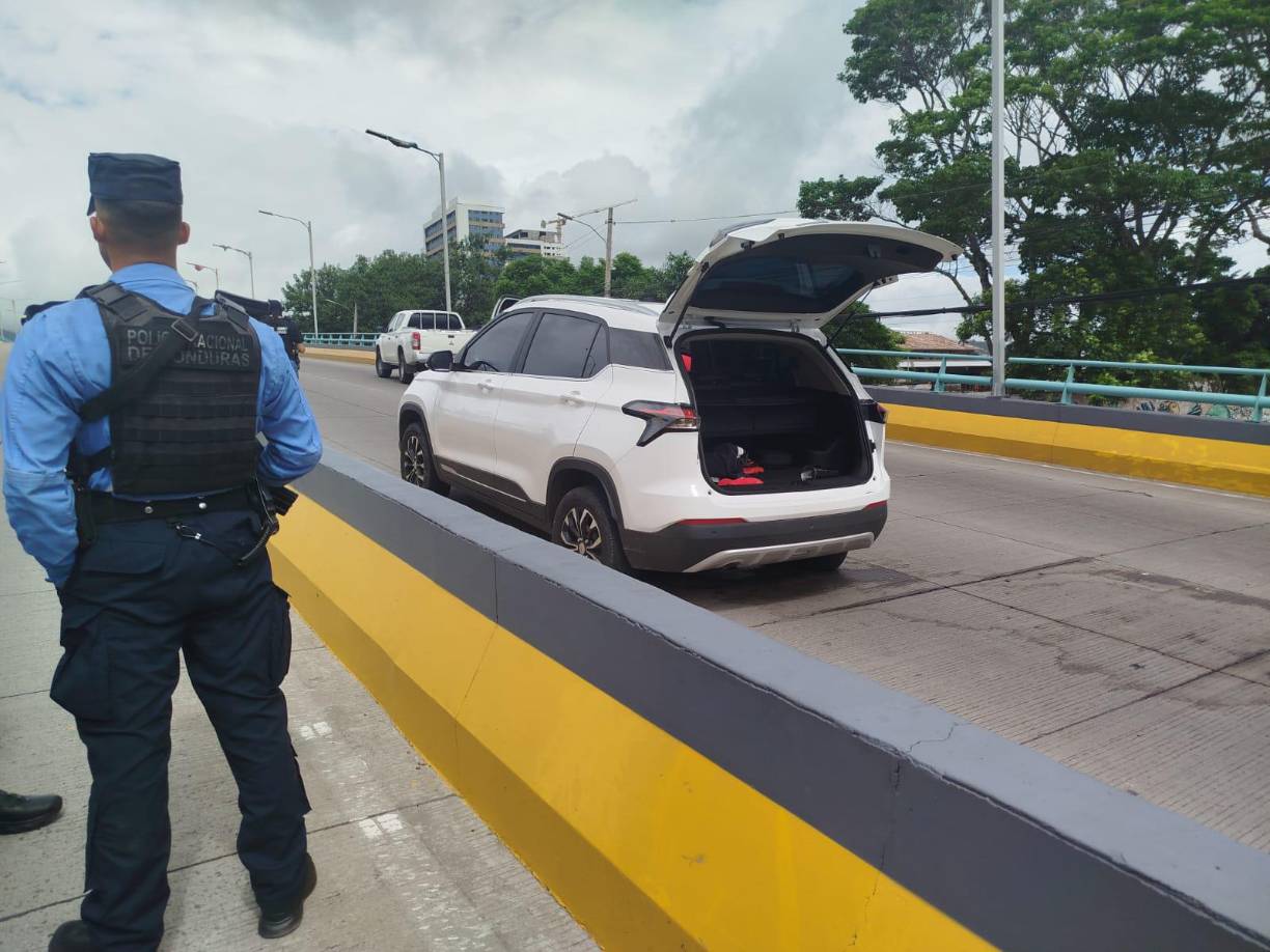 Al interior del carro encontraron sobres con supuesta droga.