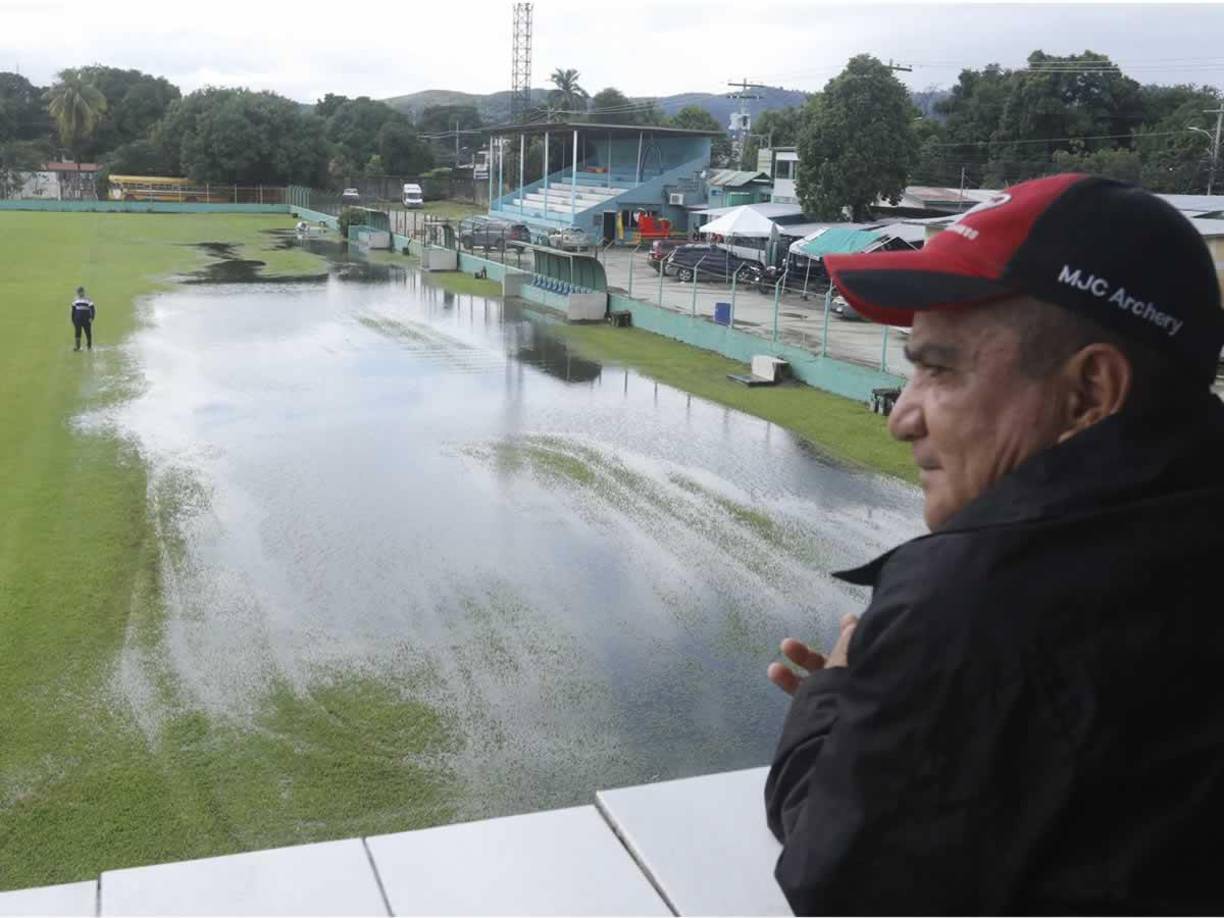 Desde lo alto se observa una gran parte que abarca la cancha principal junto a la zona de calentamiento de los jugadores.