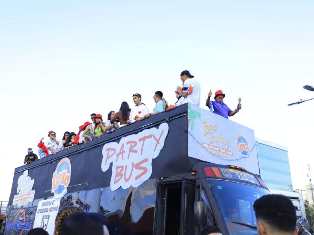 El Party Bus es una de las experiencias de las que pueden gozar los fans de Bad Bunny.