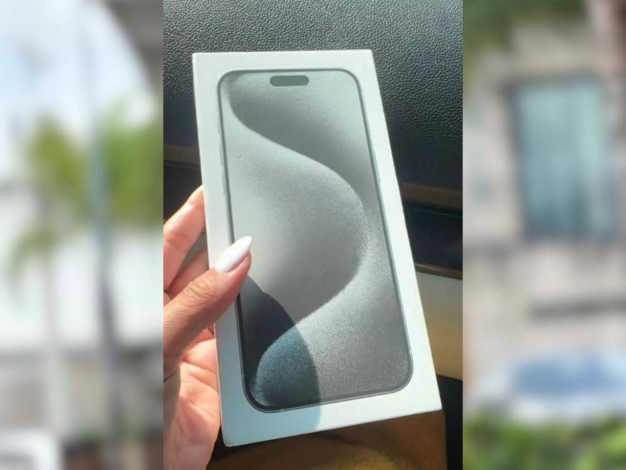 Alejandra Rubio presumió que su novio le regaló un teléfono celular. 