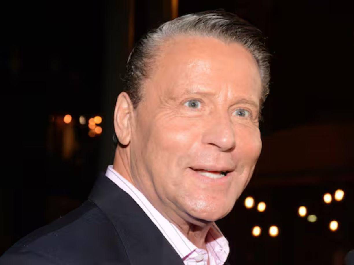 “Yo gasto fuerte cuando me las llevo. Ojalá que apareciera una mujer que llenara lo que a mí me gusta y que no pidiera dinero. No pido que me amen, ni me prenden veladores; pido una buena compañía, con quien tomarme una botella de vino, con quien ir al cine y que no ande buscando dinero”, indicó.