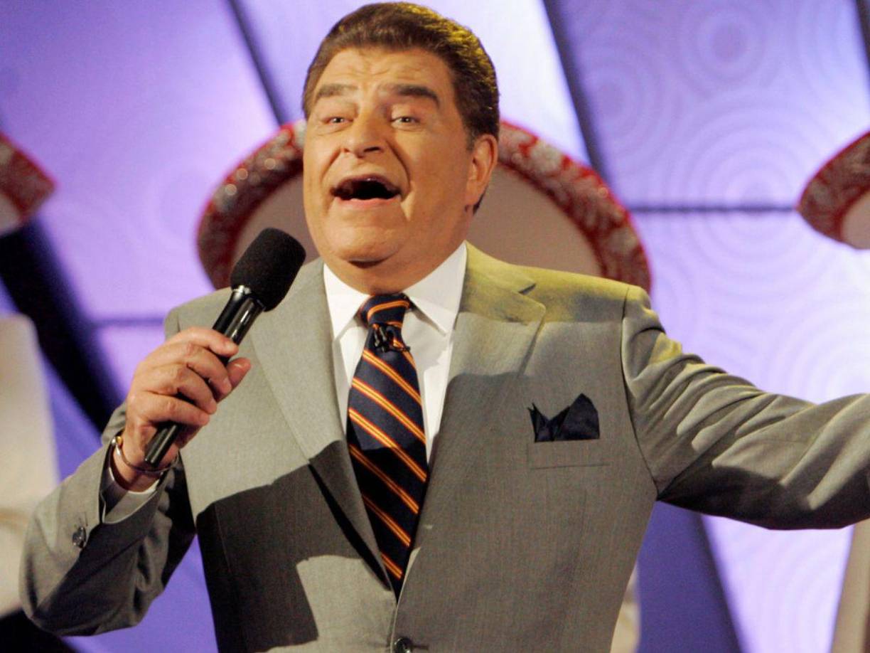 Tras 53 años de emisión ininterrumpida, la cadena Univision anunció a través de un comunicado el 17 de abril de 2015 que el programa se emitiría por última vez el 19 de septiembre de 2015, bajo el nombre Sábado gigante: Hasta siempre.