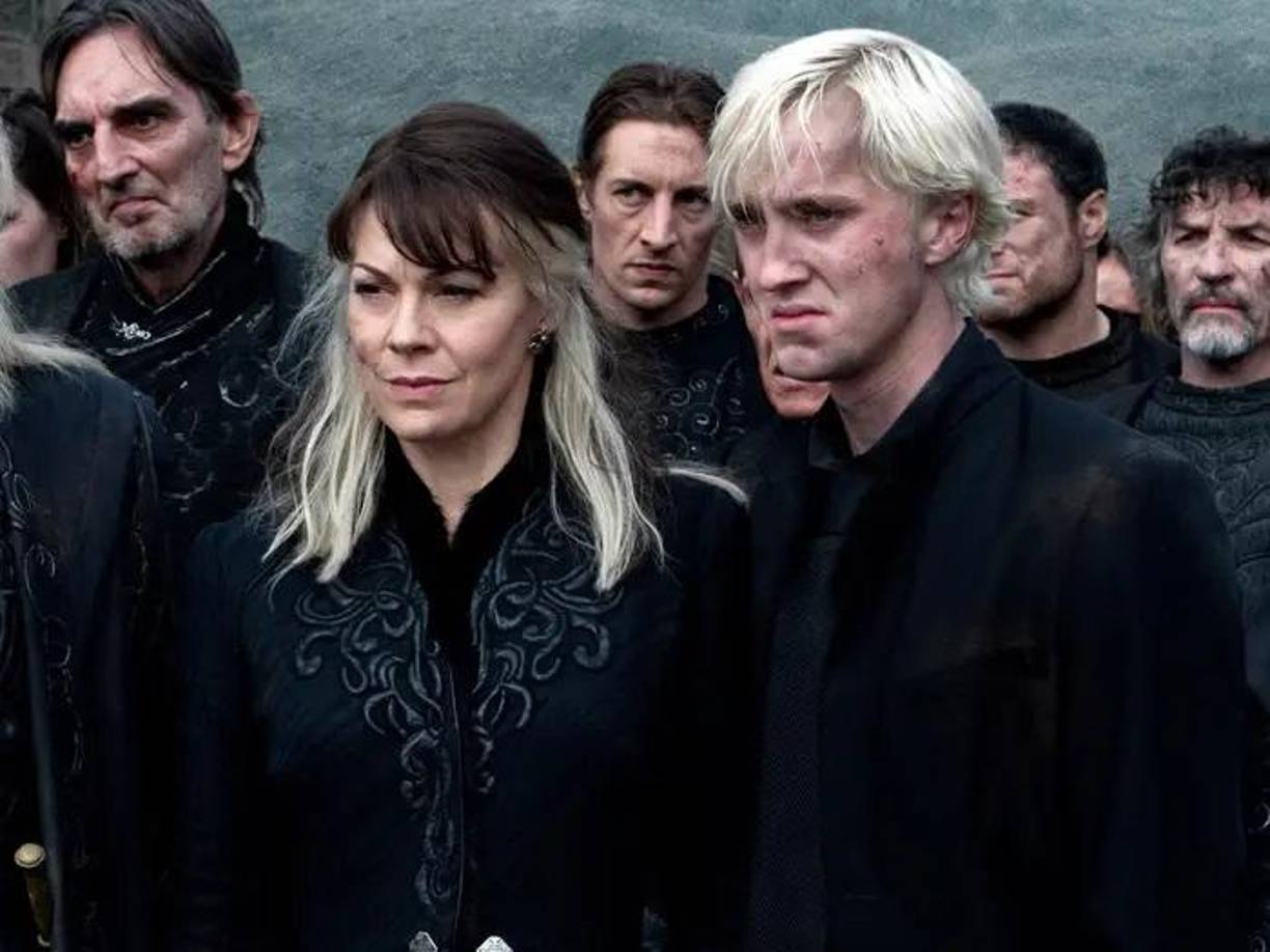 Helen McCrory interpretó a Narcissa Malfoy, la esposa de Lucius Malfoy y madre de Draco Malfoy. McCrory murió de cáncer de mama a la edad de 52 años en abril de 2021. En ese momento, su esposo, el actor y músico Damien Lewis, afirmó en Twitter que había muerto “en paz en casa, rodeada de una ola de amor de amigos y familiares”.