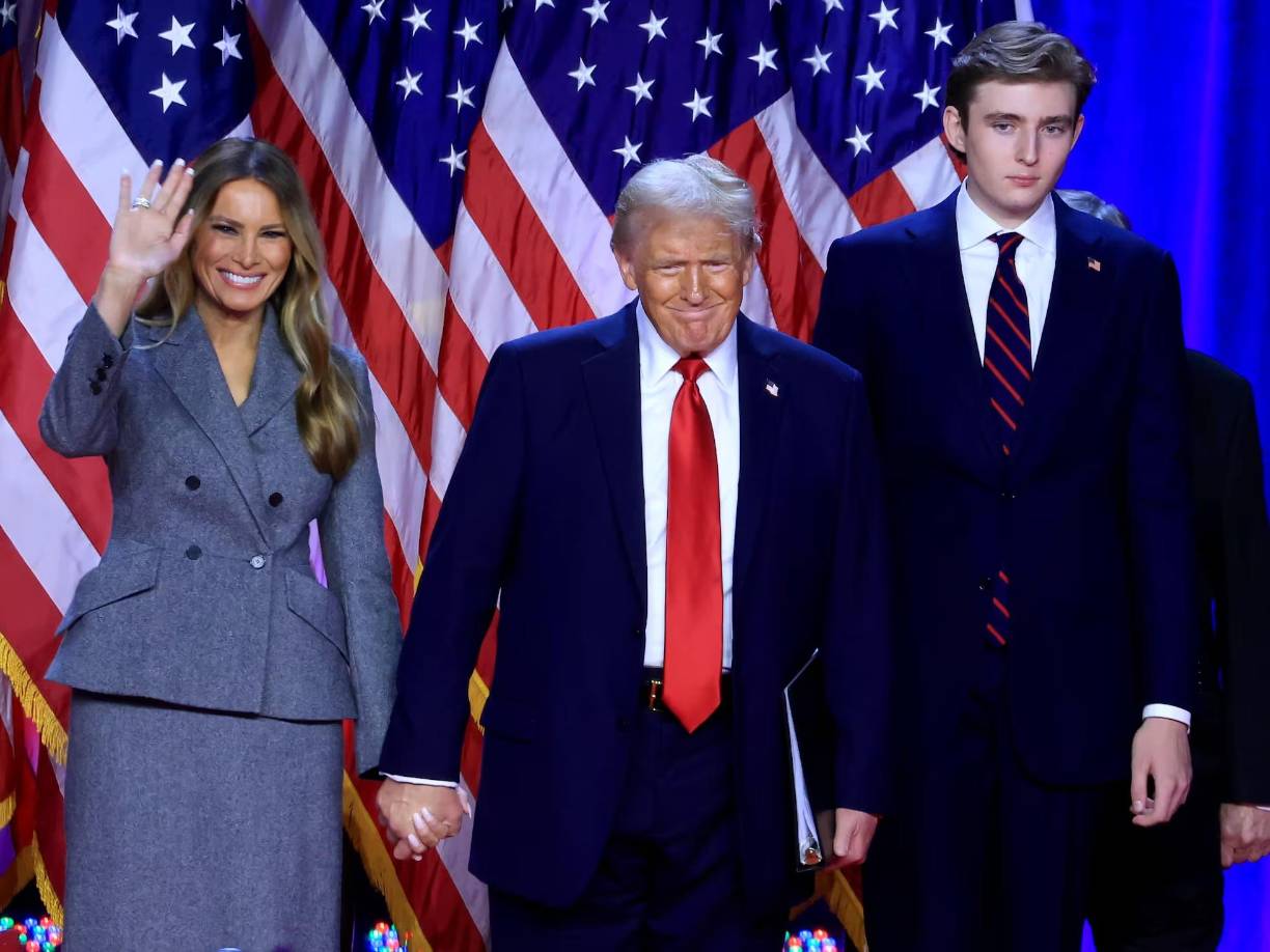 Barron Trump: El hijo menor del magnate, fruto del matrimonio con su tercera esposa, Melania, tuvo un rol vital en la campaña de su padre al aconsejarle participar en podcasts con influencers para ganar el voto joven en el país. Barron, de 18 años, inició sus estudios universitarios enescuela de negocios de la Universidad de Nueva York.