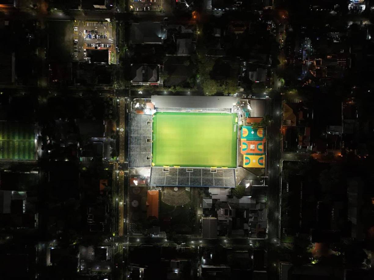 Una imagen panorámica del estadio Morazán y como luce la nueva cancha.
