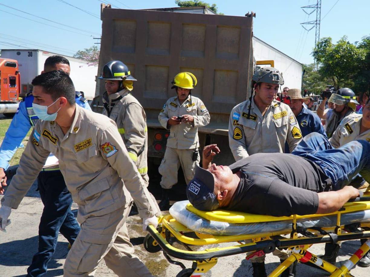 Inestroza quedó atrapado entre el amasijo de hierro de su unidad móvil, rápidamente cinco miembros del Cuerpo de Bomberos se trasladaron hasta el lugar de los hechos y luego de un arduo trabajo de rescate, lograron liberar al hombre.