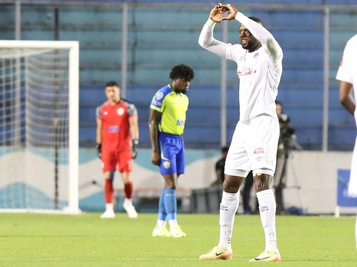 Yustin Arboleda celebrando y dedicándole el gol a su esposa, mientras en el fondo Edson Danilo Palacios se lamenta por el penal que cometió.