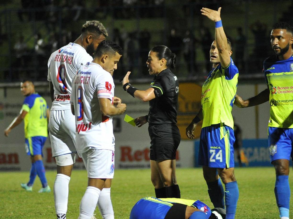 Melissa Pastarana reapareció y mostró varias tarjetas amarillas. 