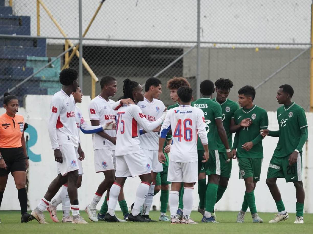 Con las emociones a tope, los jugadores estaban viviendo una intensa semifinal.