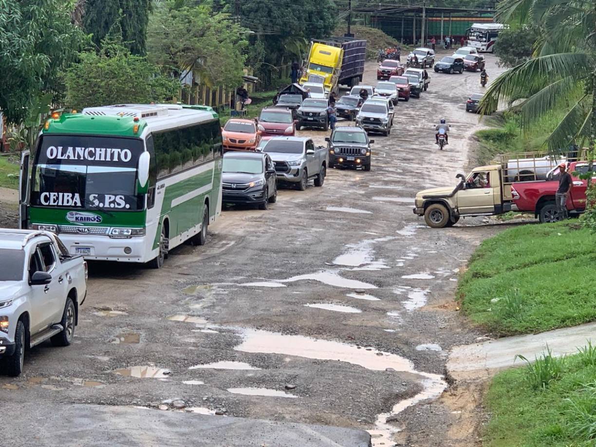Este lunes, pobladores de la comunidad Descombros, en el municipio de Jutiapa, se tomaron la carretera por cinco horas para exigir al gobierno le dé mantenimiento. En varios tramos el pavimento ha desaparecido. 