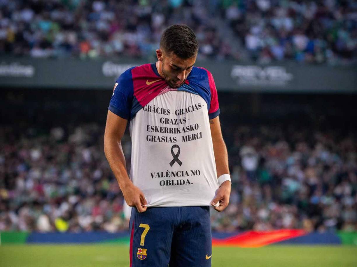 Dedicatoria especial. Ferran Torres no se olvida de su tierra un mes después del temporal DANA en Valencia. Mostró una camiseta en la celebración de su gol en el Villamarín.