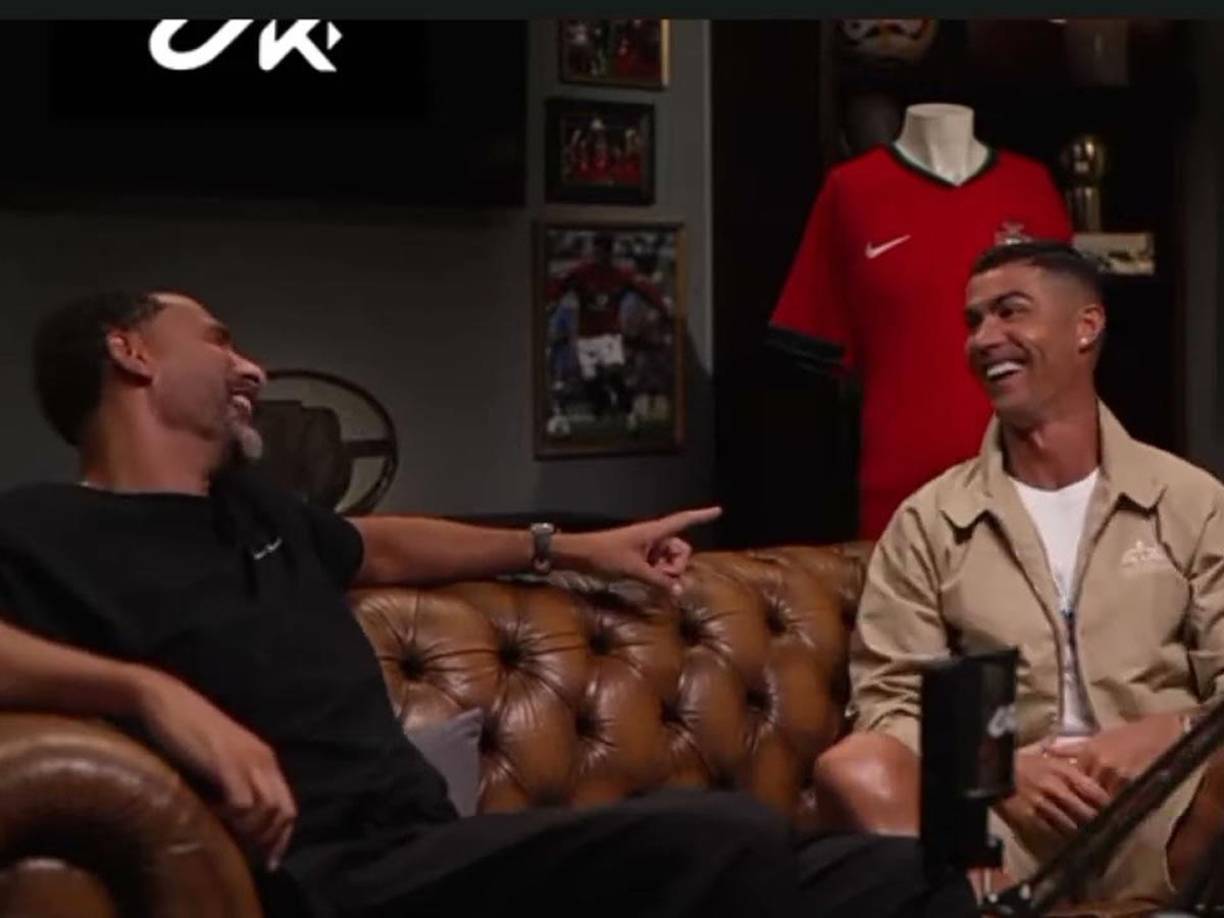 Durante el diálogo, Ferdinand le preguntó a Cristiano Ronaldo si podía revelar quién sería el nuevo invitado en su canal de YouTube. El luso bromeó diciendo que era un secreto, pero insinuó que se trataba de una personalidad muy conocida. Luego agregó: “Vamos a romper el internet”.