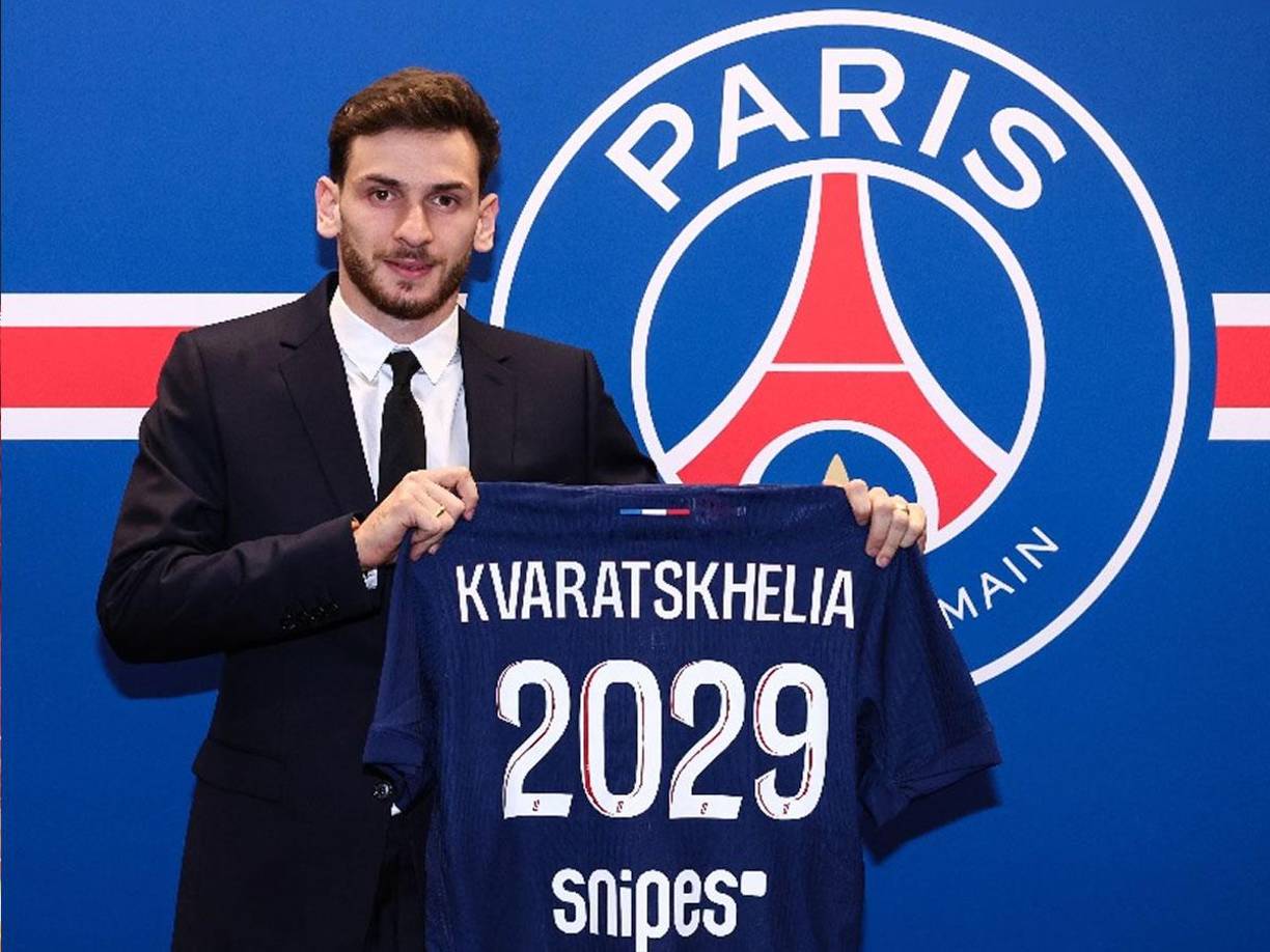 ¡La bomba del PSG! El Paris Saint Germain hizo oficial este viernes la incorporación de Khvicha Kvaratskhelia hasta el 2029. El futbolista, de 23 años, se convertirá así en el primer jugador georgiano de la historia del club parisino, en el que llevará el dorsal ‘7’ que anteriormente usaba Kylian Mbappè.