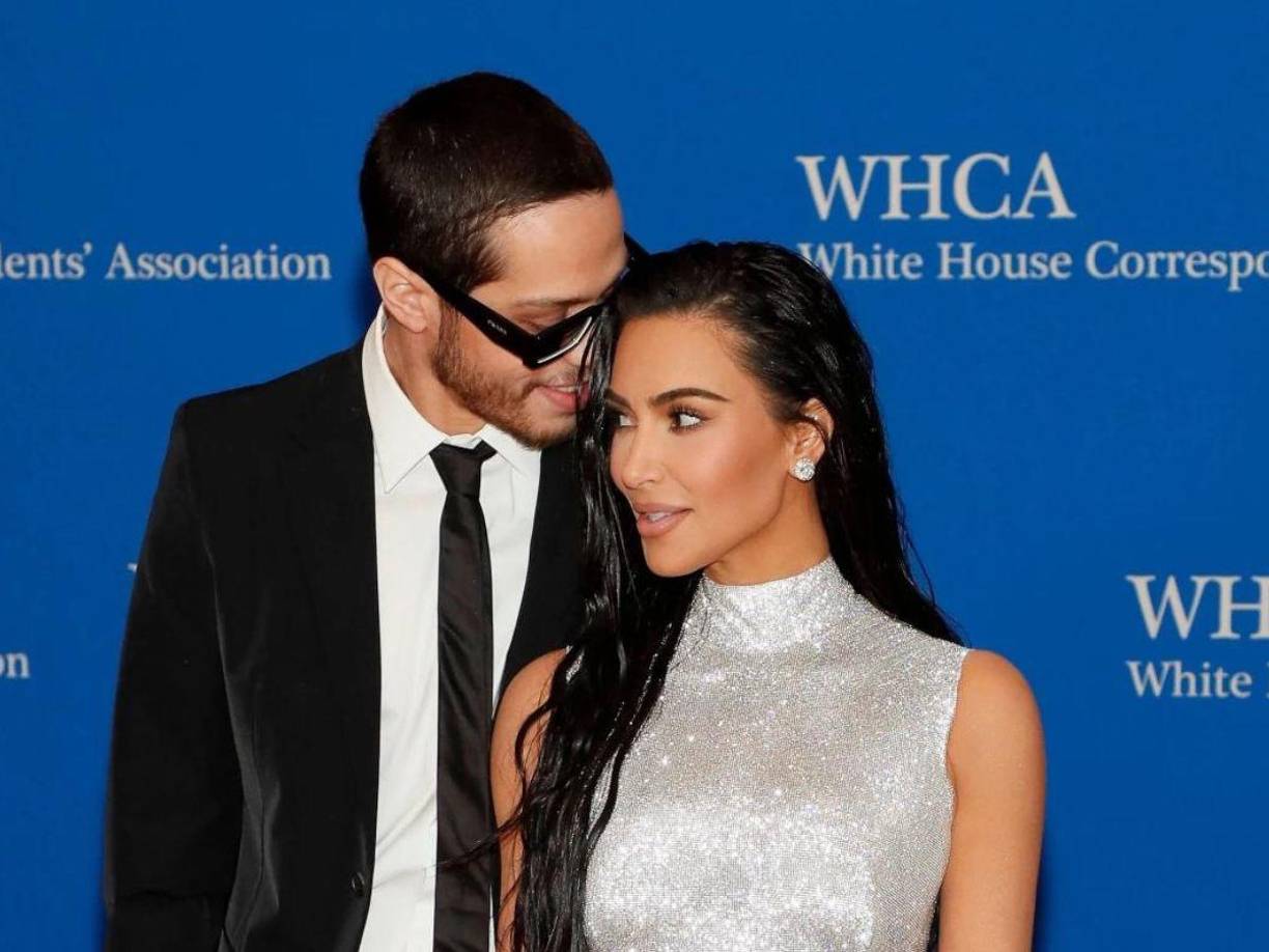 Kim Kardashian y Pete Davidson: Por casi un año Kim Kardashian y Pete Davidson acapararon la atención por su sorpresivo romance. Ambos se veían muy unidos y presumían su romance en cada oportunidad, pero semanas atrás se reveló que se separaron. 