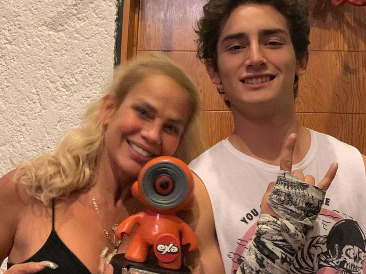 “Hay dos cosas que yo nunca he sido en la vida: hipócrita y mustia ¿Sabes qué es para mí ser mustio? Vivir una realidad y ocultarla. Mostrar una sonrisa detrás de un infierno y esa no fue la educación que yo le di ¿De dónde lo habrá aprendido?”, expresó.